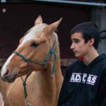 Photo d'un adolescent avec un cheval